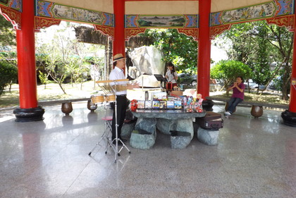 「二人でお酒を」を演奏中